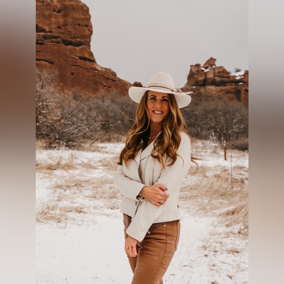 Meet your Posher, Jackie - Picture 2 of 7